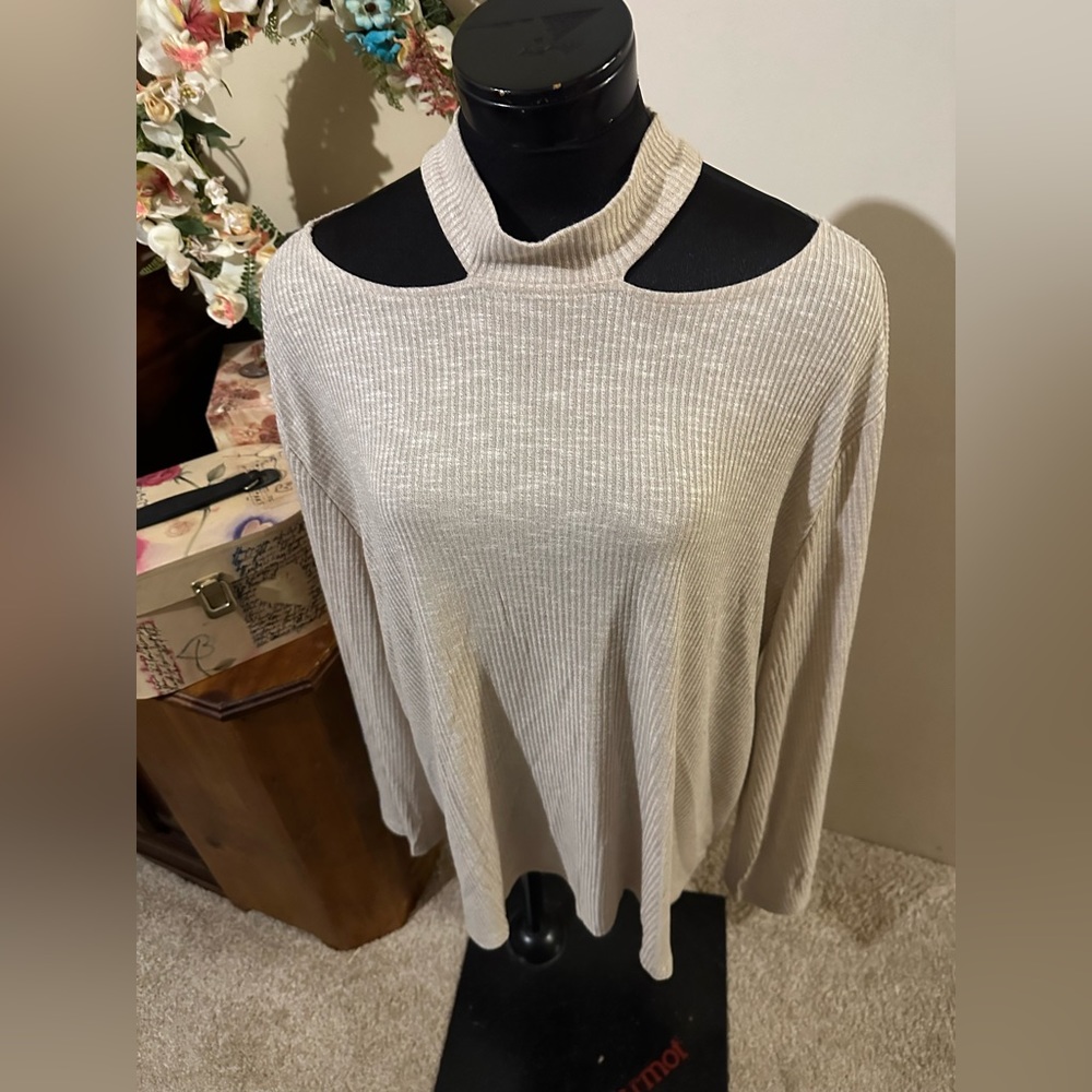 NWT Amaryllis Cold Shoulder Top Size 3X